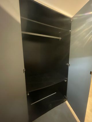 Mueble con espejos y madera