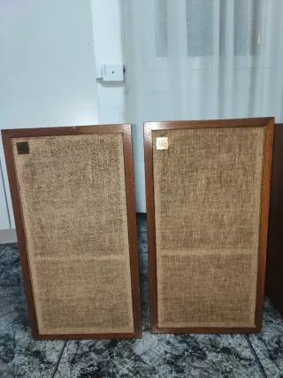Altavoces AR Marrones y Beige