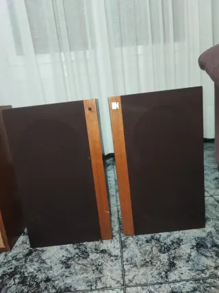 Altavoces AR Marrones y Beige