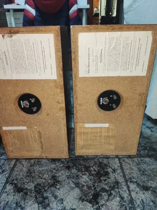 Altavoces AR Marrones y Beige