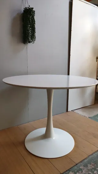 Mesa de comedor blanca JYSK - Estilo Tulip