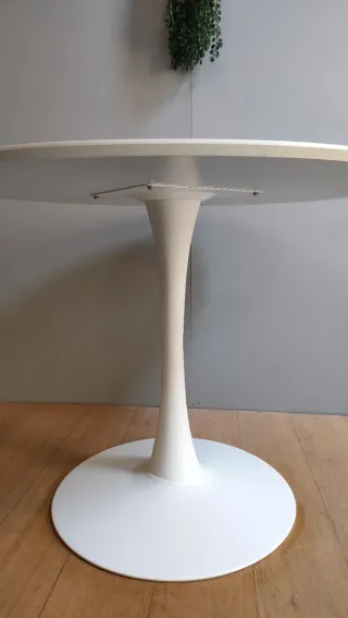 Mesa de comedor blanca JYSK - Estilo Tulip
