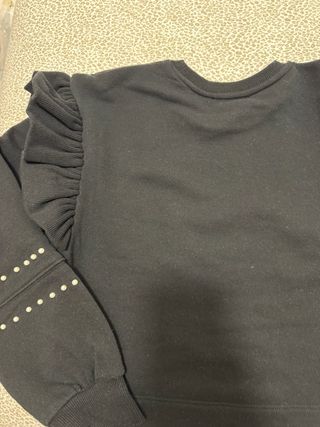 Sudadera Zara con perlas y volantes