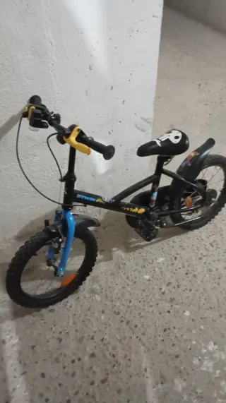 Bicicleta infantil negra con calavera