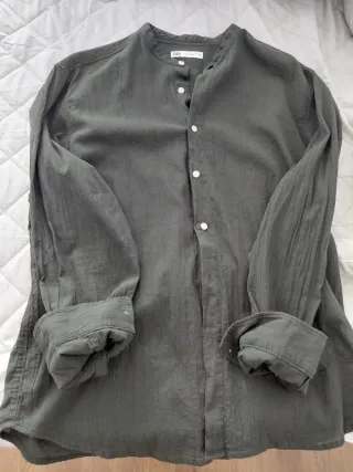 Camisa verde de manga larga y tela fina