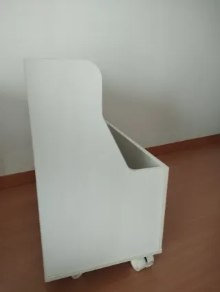 Baúl de madera para juguetes con ruedas