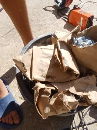 Más de 1000 tornillos en buen estado