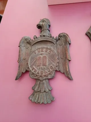 Águila de madera fueron del trabajo. Muy antiguo