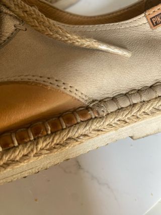 Zapatos Pikolinos mujer cómodos marrones y dorados