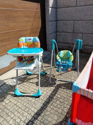 Varios artículos para bebé: trona, silla, cuna por