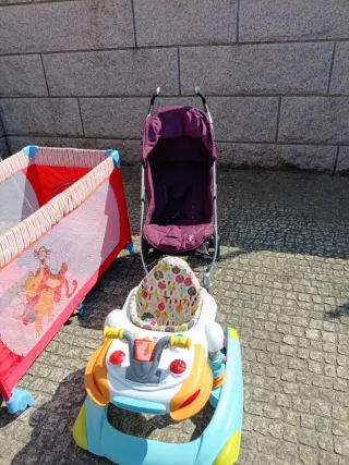 Varios artículos para bebé: trona, silla, cuna por