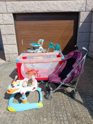 Varios artículos para bebé: trona, silla, cuna por