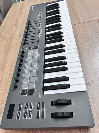 Teclado FLKeys49 Novation + soporte en X