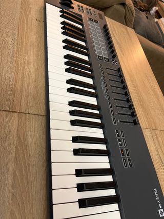 Teclado FLKeys49 Novation + soporte en X