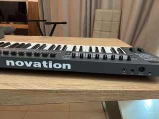 Teclado FLKeys49 Novation + soporte en X
