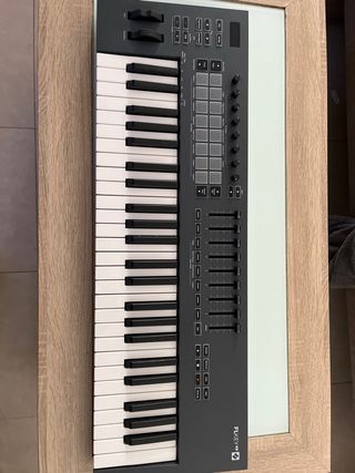 Teclado MIDI Novation FLKeys49 + soporte en X