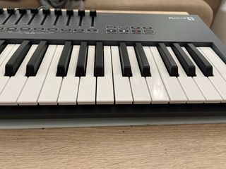 Teclado MIDI Novation FLKeys49 + soporte en X