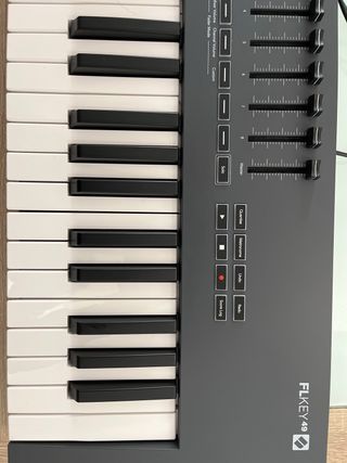 Teclado MIDI Novation FLKeys49 + soporte en X