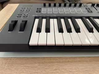 Teclado MIDI Novation FLKeys49 + soporte en X