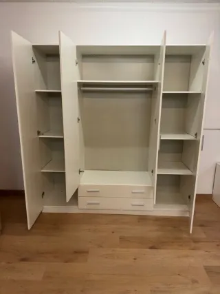 Armadi moderni in legno con cassetti