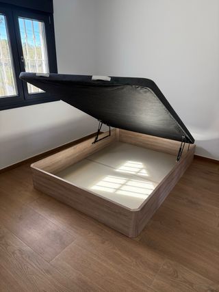 Vendita urgente di divani-letto, materassi, camere da letto