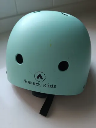 Bici sin pedales Sawyer y casco a juego.