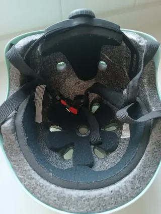 Bici sin pedales Sawyer y casco a juego.