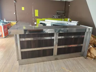 Mostrador de bar de madera y acero