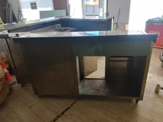 Mostrador de bar de madera y acero