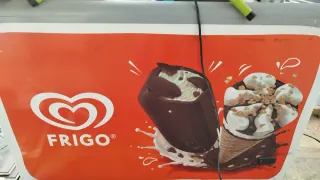 Mostrador de bar de madera y acero