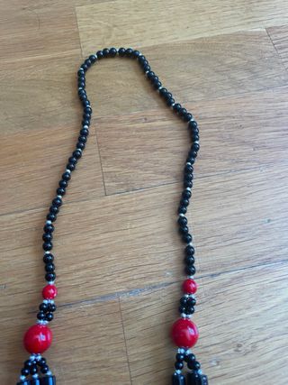 Collar de cuentas negro y rojo