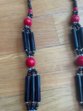 Collar de cuentas negro y rojo