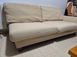 Sofá de tela beige