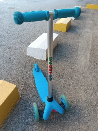 Patinete infantil 3 ruedas azul.