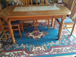 Mesa de comedor de madera y cristal