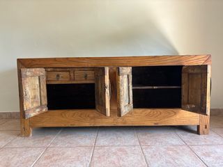 Aparador de madera con herrajes dorados