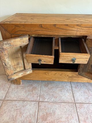 Aparador de madera con herrajes dorados