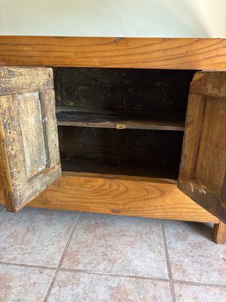 Aparador de madera con herrajes dorados