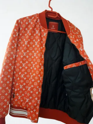 Chaqueta bomber roja extravagante monograma L