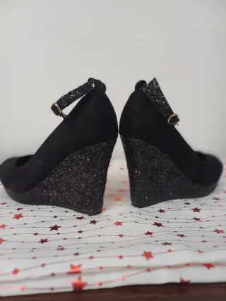 Zapatos de tacón negros con tachuelas doradas