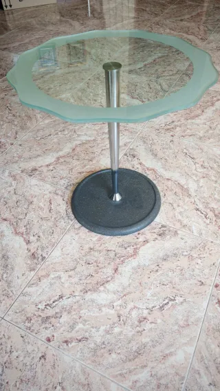 Mesa auxiliar cristal y metal