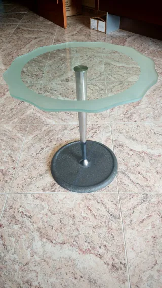 Mesa auxiliar cristal y metal