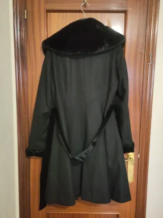 Abrigo Hell Bunny Negro con etiqueta