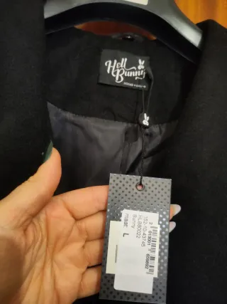 Abrigo Hell Bunny Negro con etiqueta