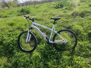 Bicicleta Rockrider 340 blanca con detalles rosa