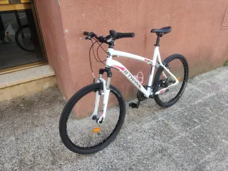 Bicicleta Rockrider 340 blanca con detalles rosa