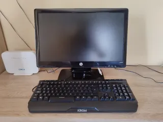 Monitor HP y Teclado Krom Negro