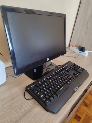 Monitor HP y Teclado Krom Negro