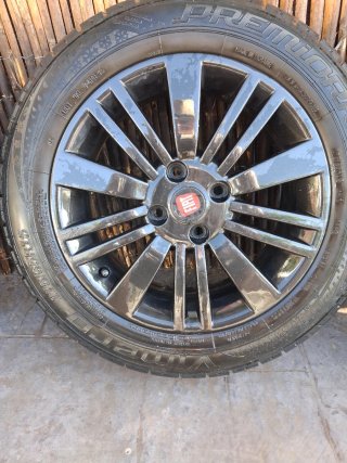 Llantas Fiat 15 4x98 con Neumáticos en buen estado