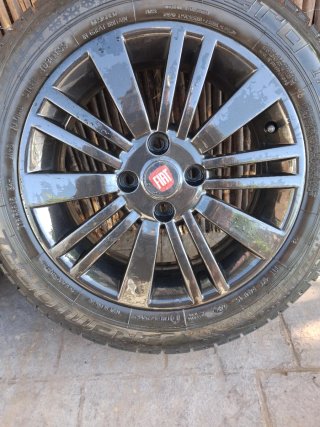Llantas Fiat 15 4x98 con Neumáticos en buen estado